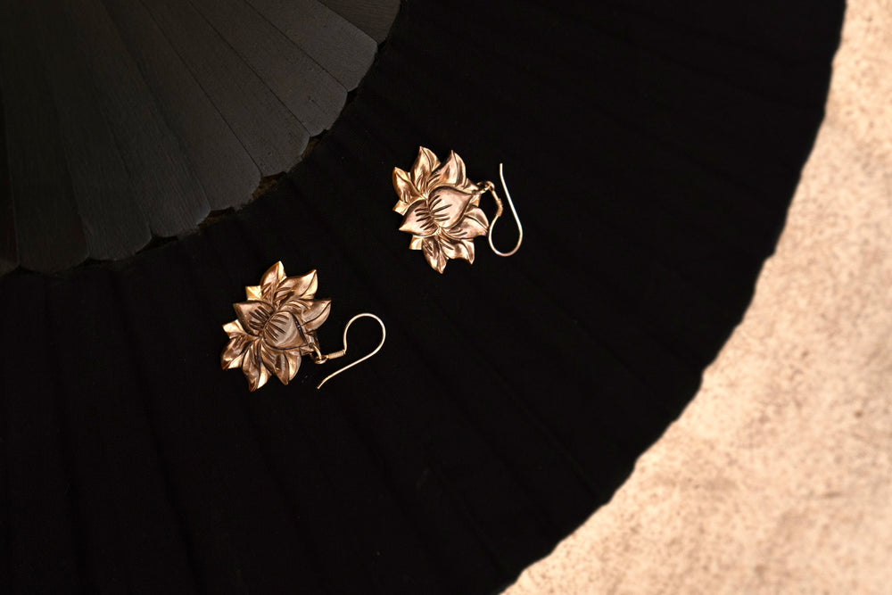 Lotus Earrings Black Pearl, view 3